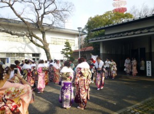 清香館前にて